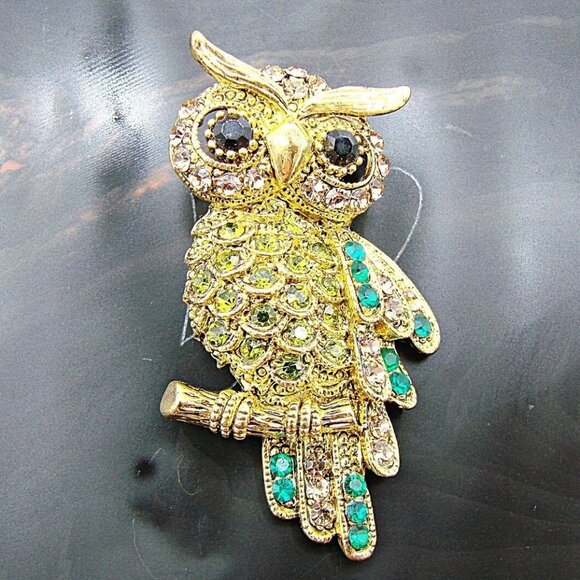 Vintage Mixed Rhinestones Emerald Peridot Owl on a Branch Brooch Gold Tone 2x1" - Picture 1 of 10